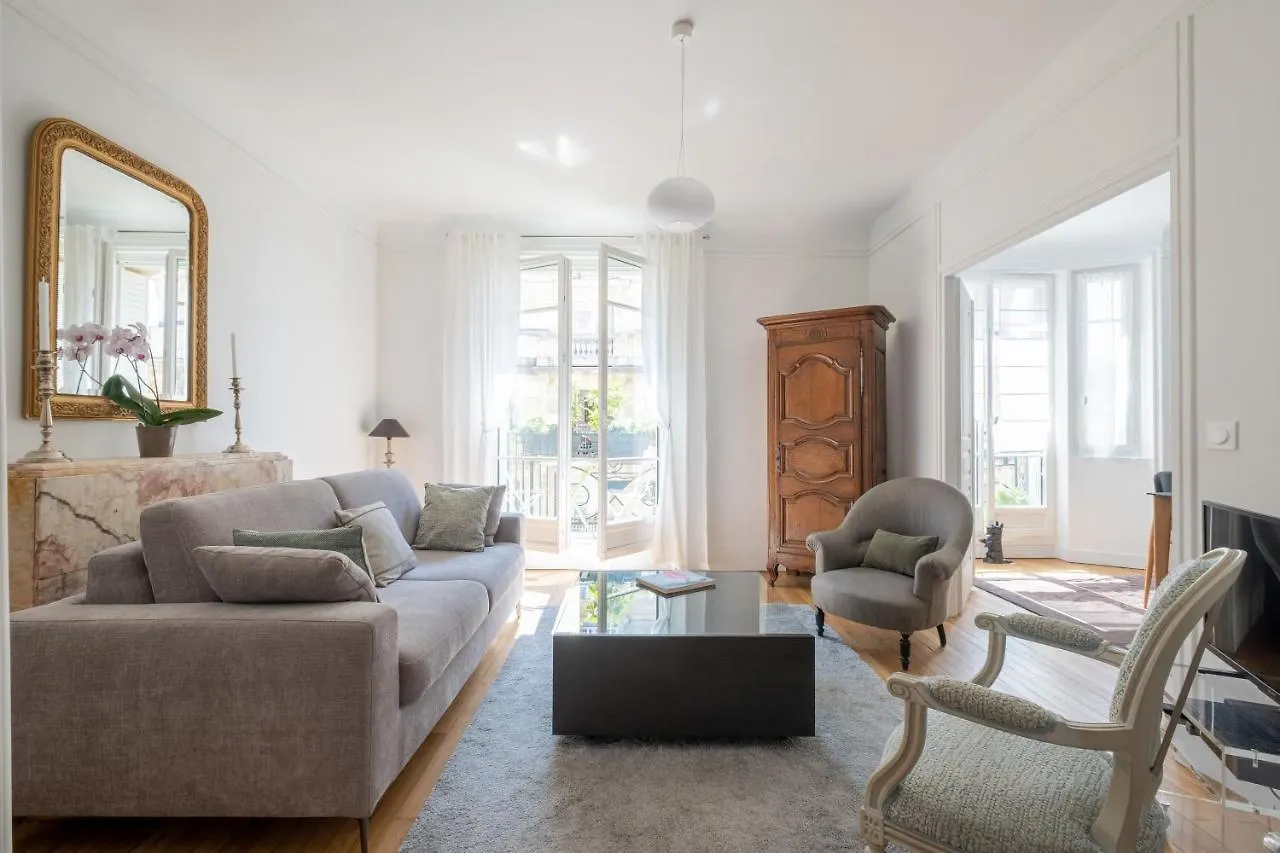 Veeve - Illuminating Light Apartment Paris
