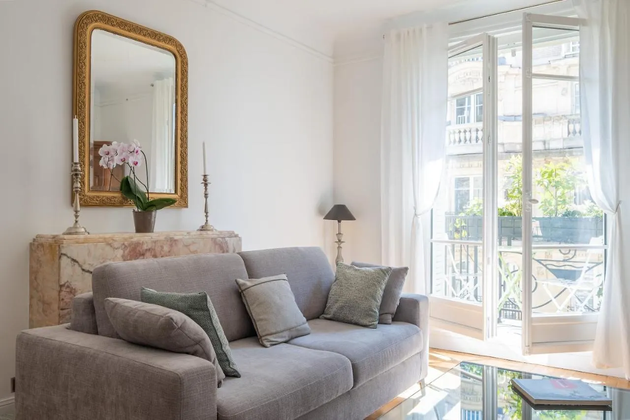 Veeve - Illuminating Light Apartment Paris France