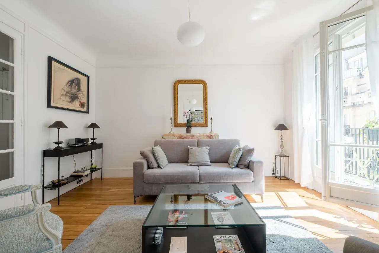Veeve - Illuminating Light Apartment Paris
