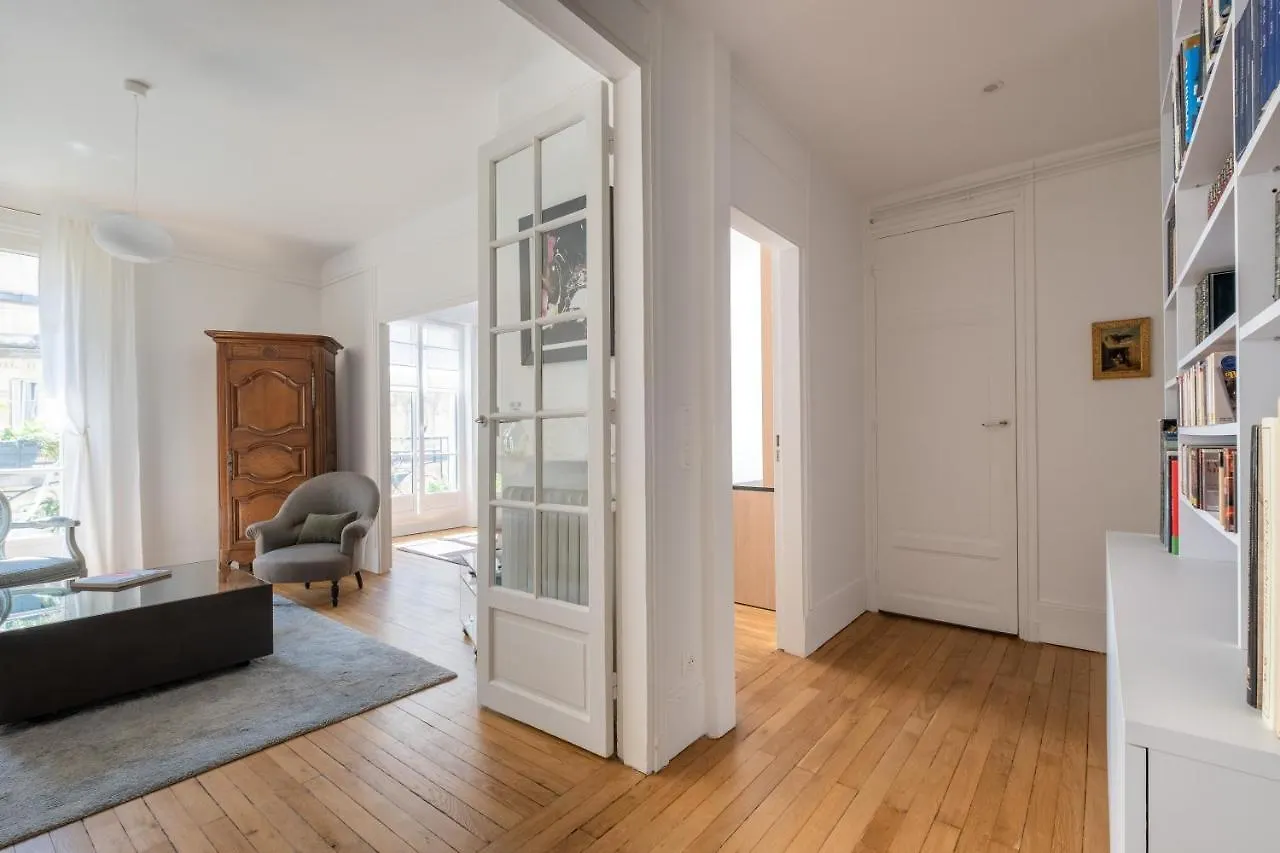 Veeve - Illuminating Light Apartment Paris